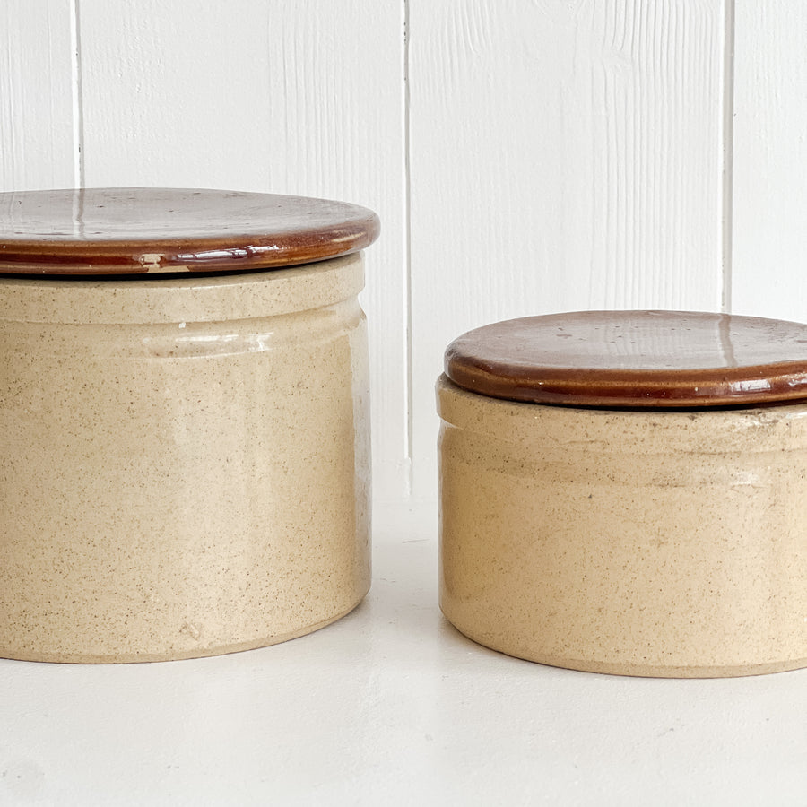 Set of pots with lids