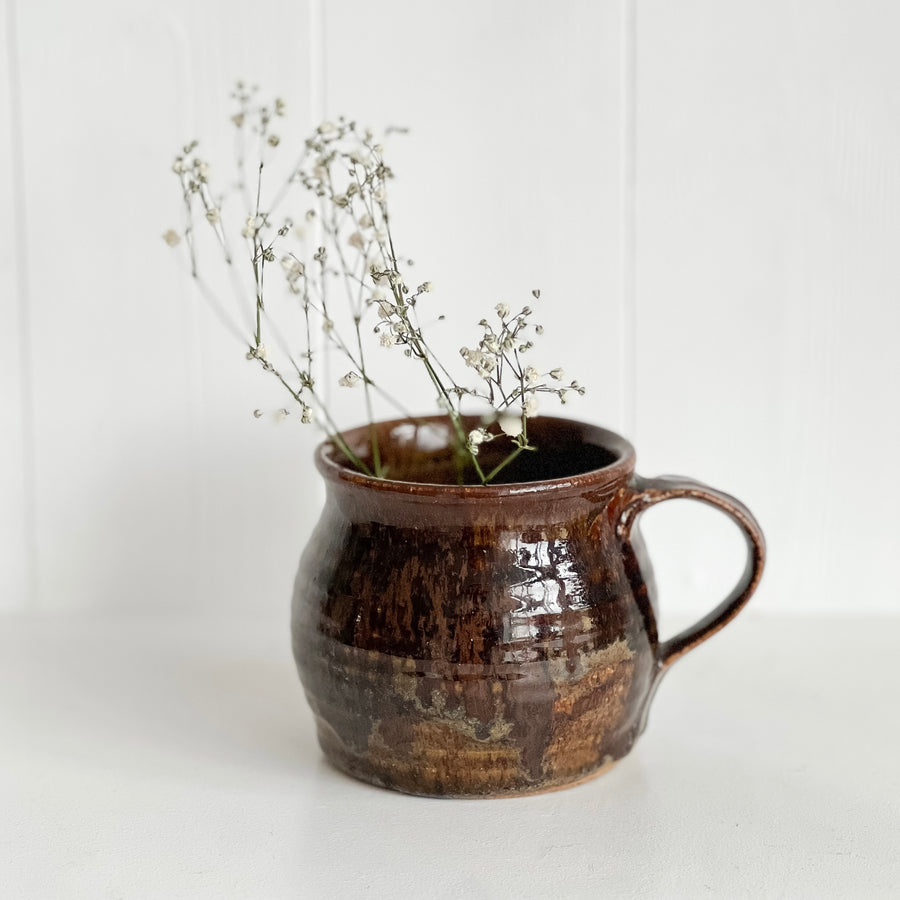 Vintage pot with handle